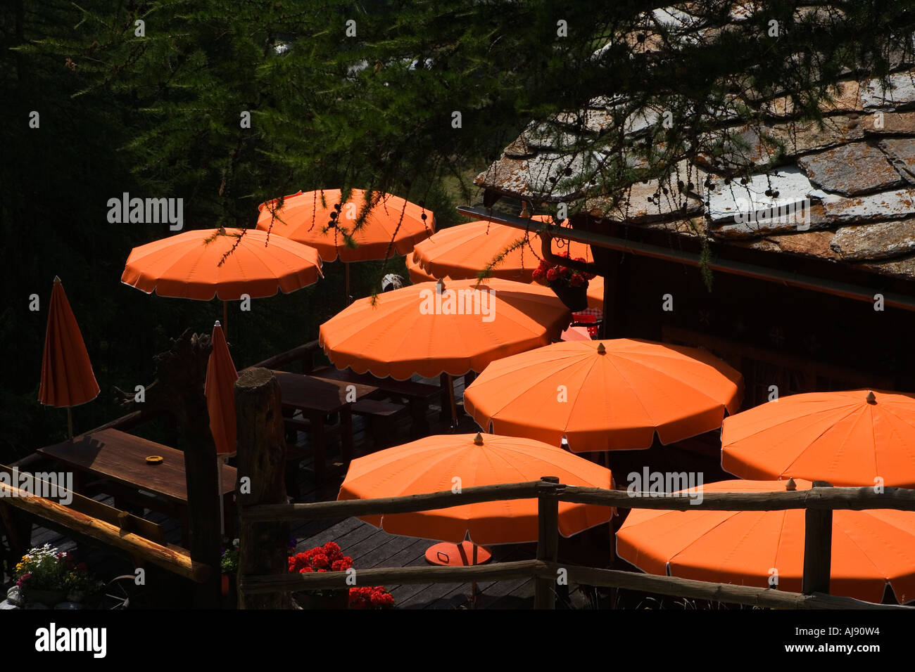 Orange ombrelloni su una terrazza ristorante vicino a zermatt wallis switzerland Luglio 2006 Foto Stock