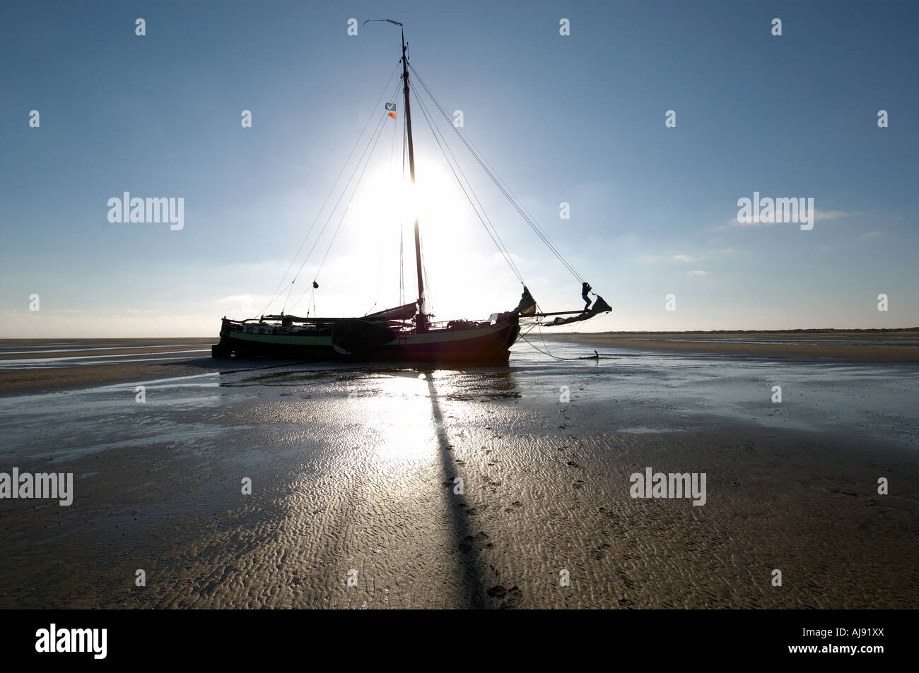 Terschelling una barca a vela sul Noordsvaarder piastra di marea a bassa marea Foto Stock