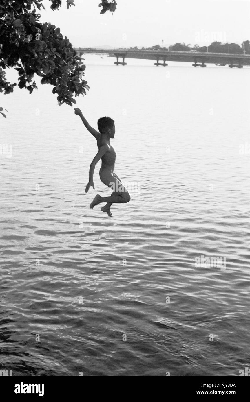 Ragazzo che saltava nel Huong Giang river, la tonalità, il Vietnam del Sud-est asiatico Foto Stock