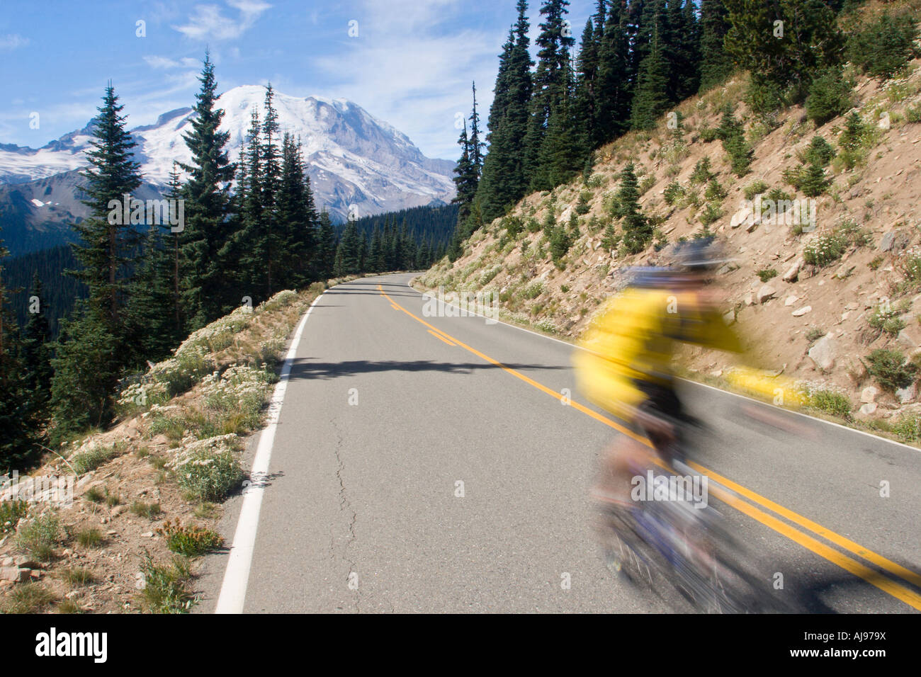 Giovane uomo mountain bike su strada. Foto Stock