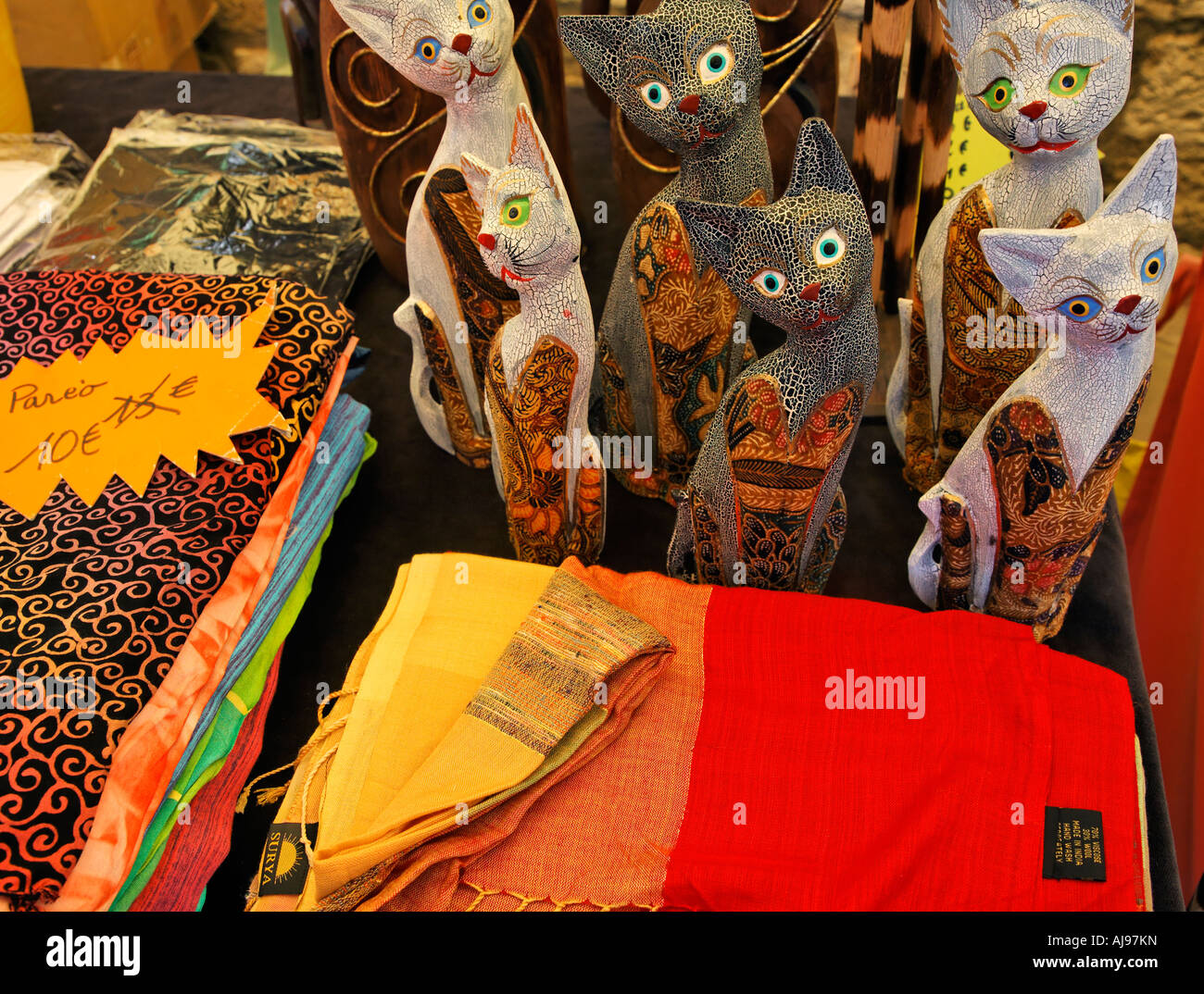 Cat vasi in stallo Street Market Saint Antonin Toulouse Francia Foto Stock