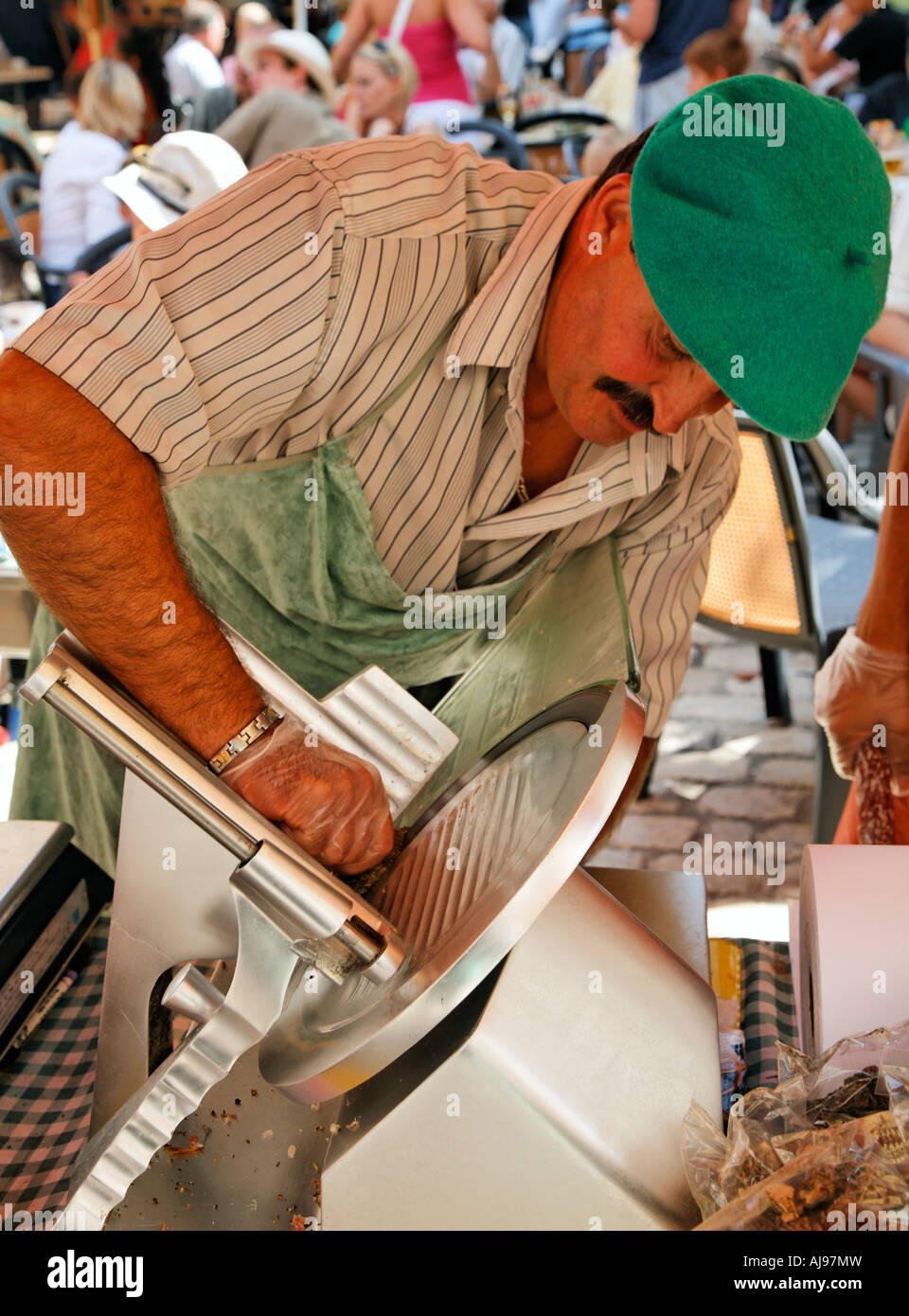 Il francese in berretto verde per affettare prodotti locali prosciutto Street Market Saint Antonin Toulouse Francia Foto Stock