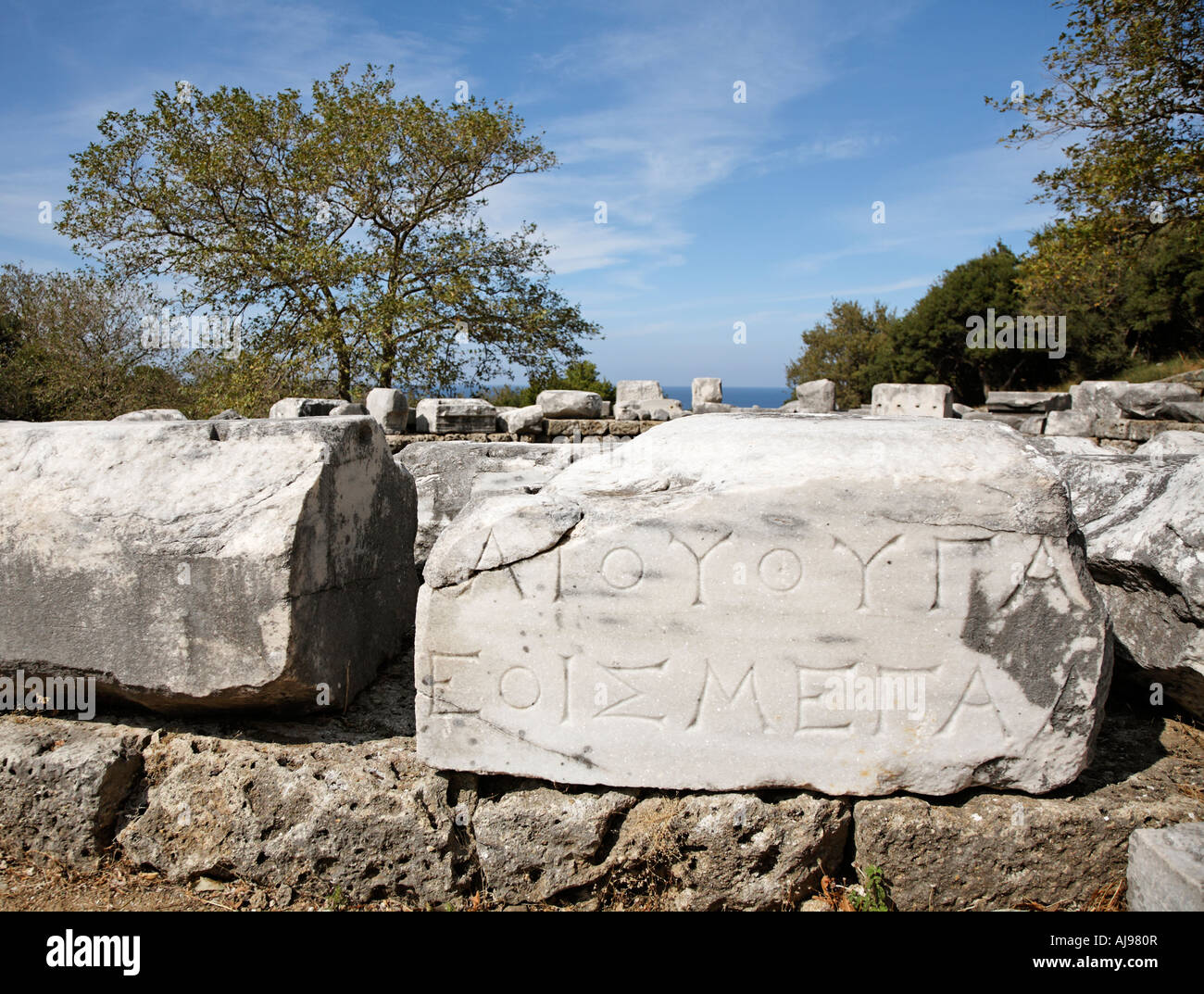 Iscrizione marmorea sul Arsinoein presso il sito del grande dèi Samothraki Isole Greche Grecia Hellas Foto Stock