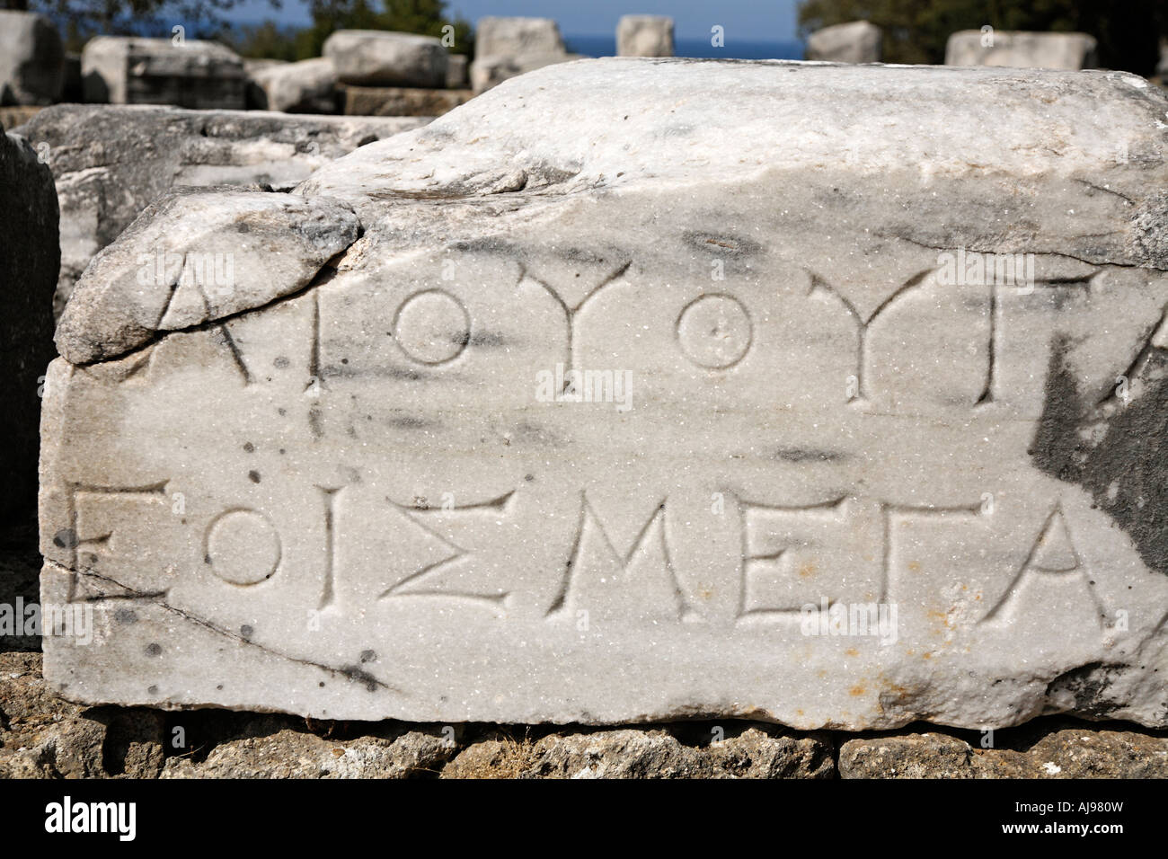 Iscrizione marmorea sul Arsinoein presso il sito del grande dèi Samothraki Isole Greche Grecia Hellas Foto Stock
