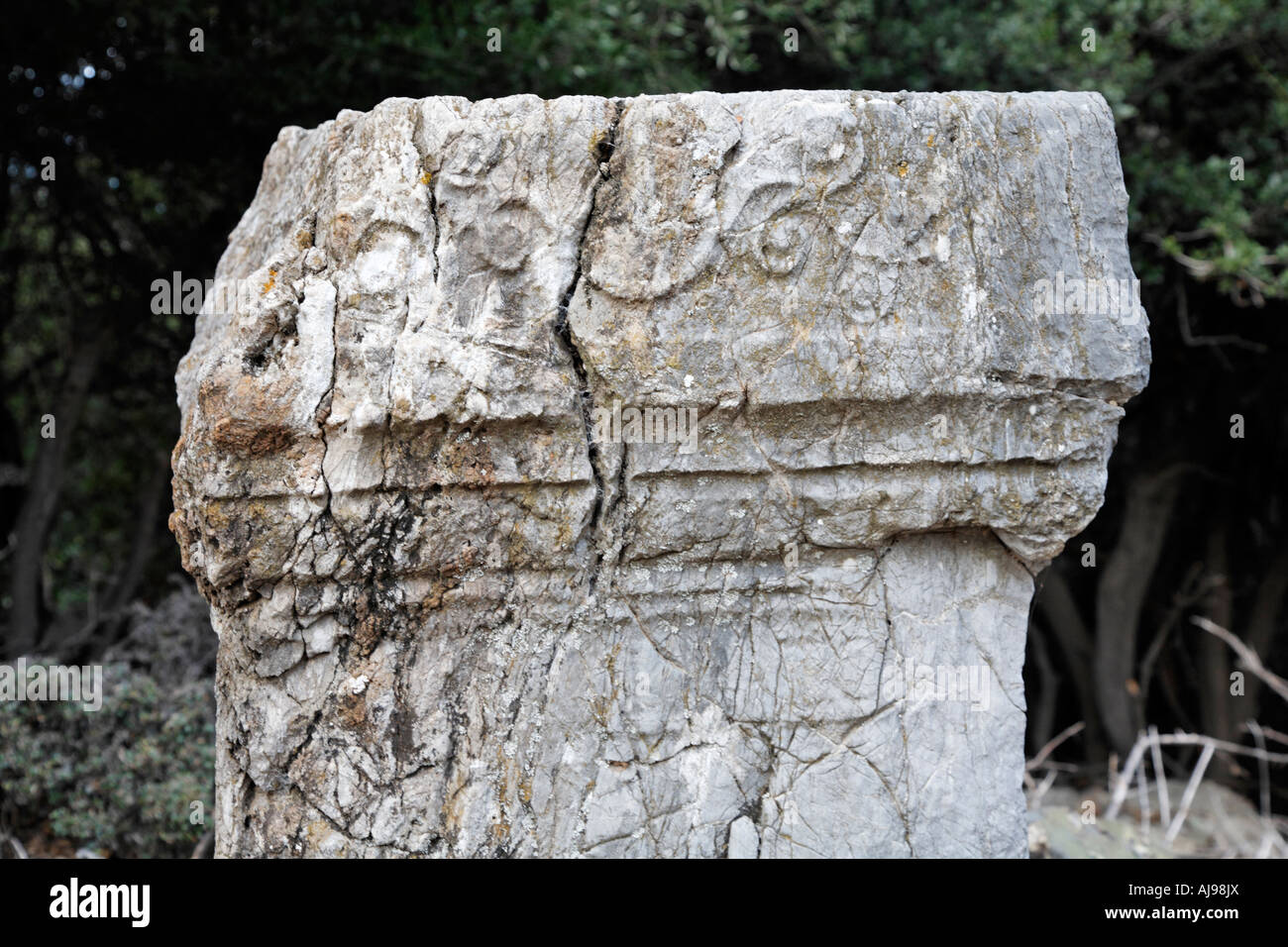 Rotto il piedistallo greco presso l'antica città di Paleopolis Samothraki Isole Greche Grecia Hellas Foto Stock