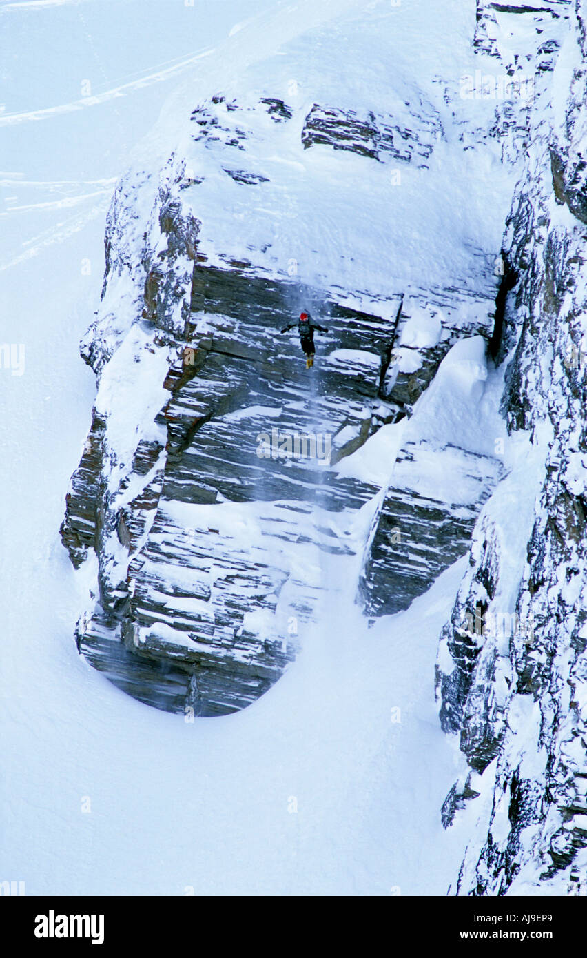 Sciatore scende cliff a Tignes Francia Foto Stock