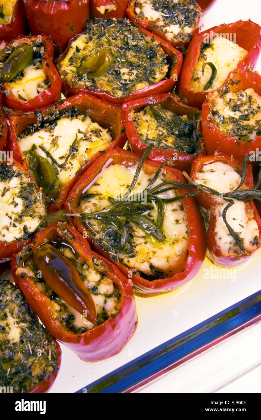 La paprica rossa pepe bell riempito di latte ovino formaggio feta feta formaggio di capra e herbes gratinato Foto Stock