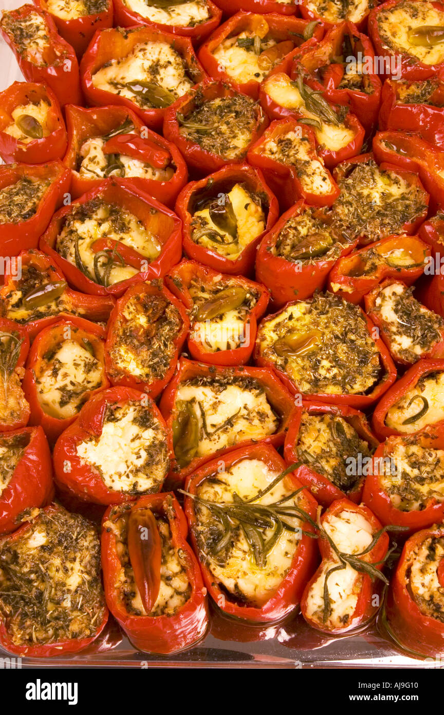 La paprica rossa pepe bell riempito di latte ovino formaggio feta feta formaggio di capra e herbes gratinato Foto Stock