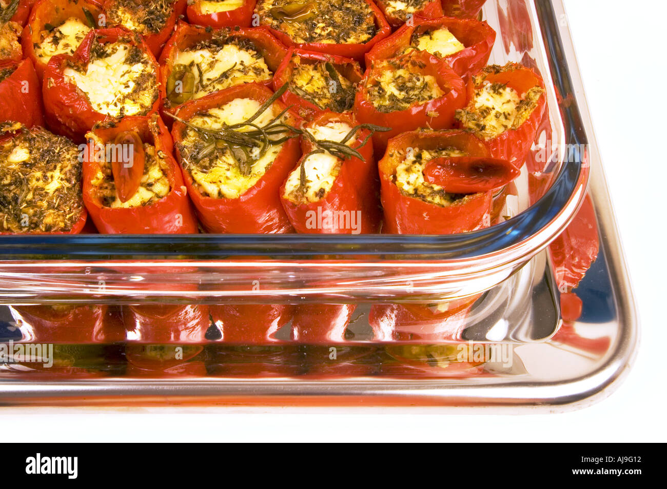 La paprica rossa pepe bell riempito di latte ovino formaggio feta feta formaggio di capra e herbes gratinato Foto Stock