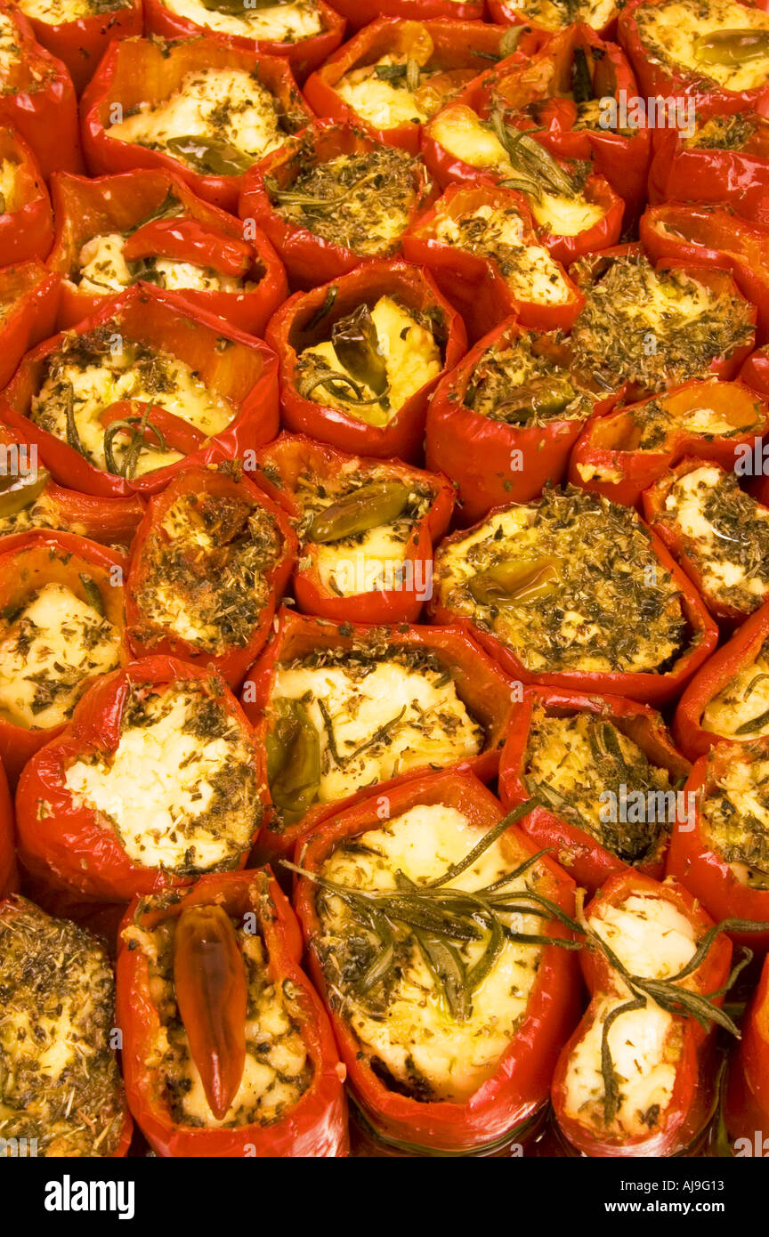 La paprica rossa pepe bell riempito di latte ovino formaggio feta feta formaggio di capra e herbes gratinato Foto Stock