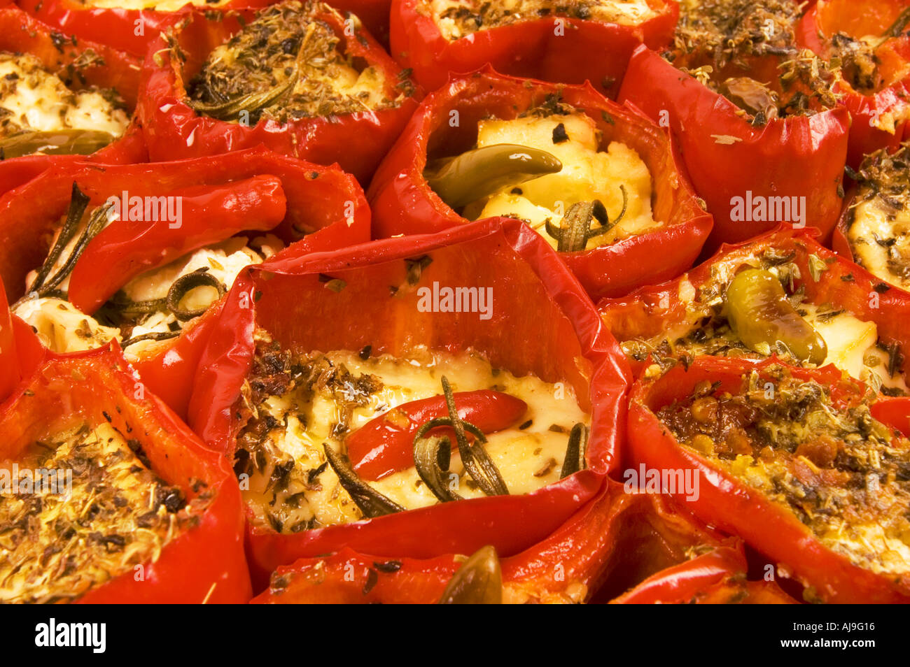 La paprica rossa pepe bell riempito di latte ovino formaggio feta feta formaggio di capra e herbes gratinato Foto Stock