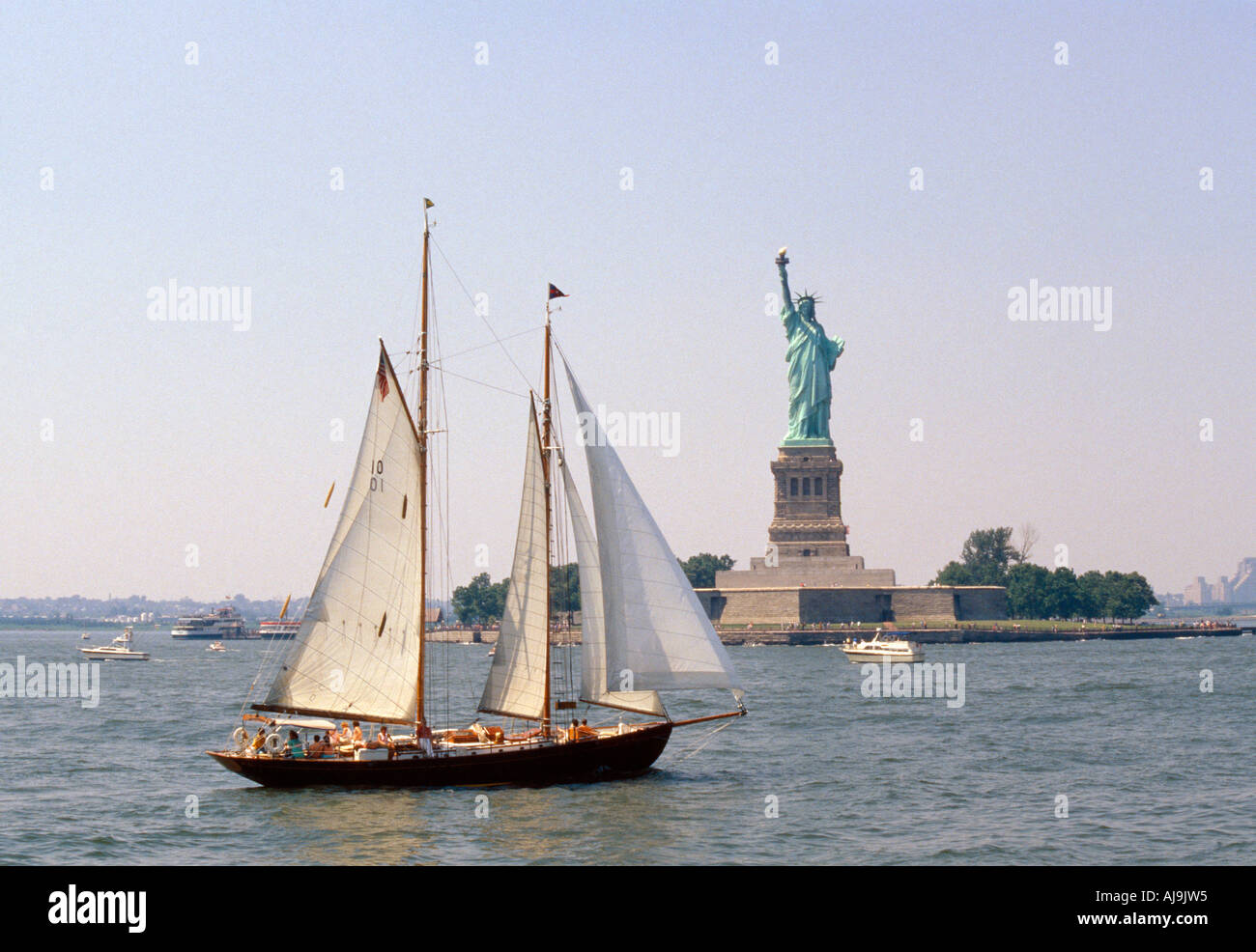 Una grande barca a vela vela passato Ellis Island New York STATI UNITI D'AMERICA Foto Stock