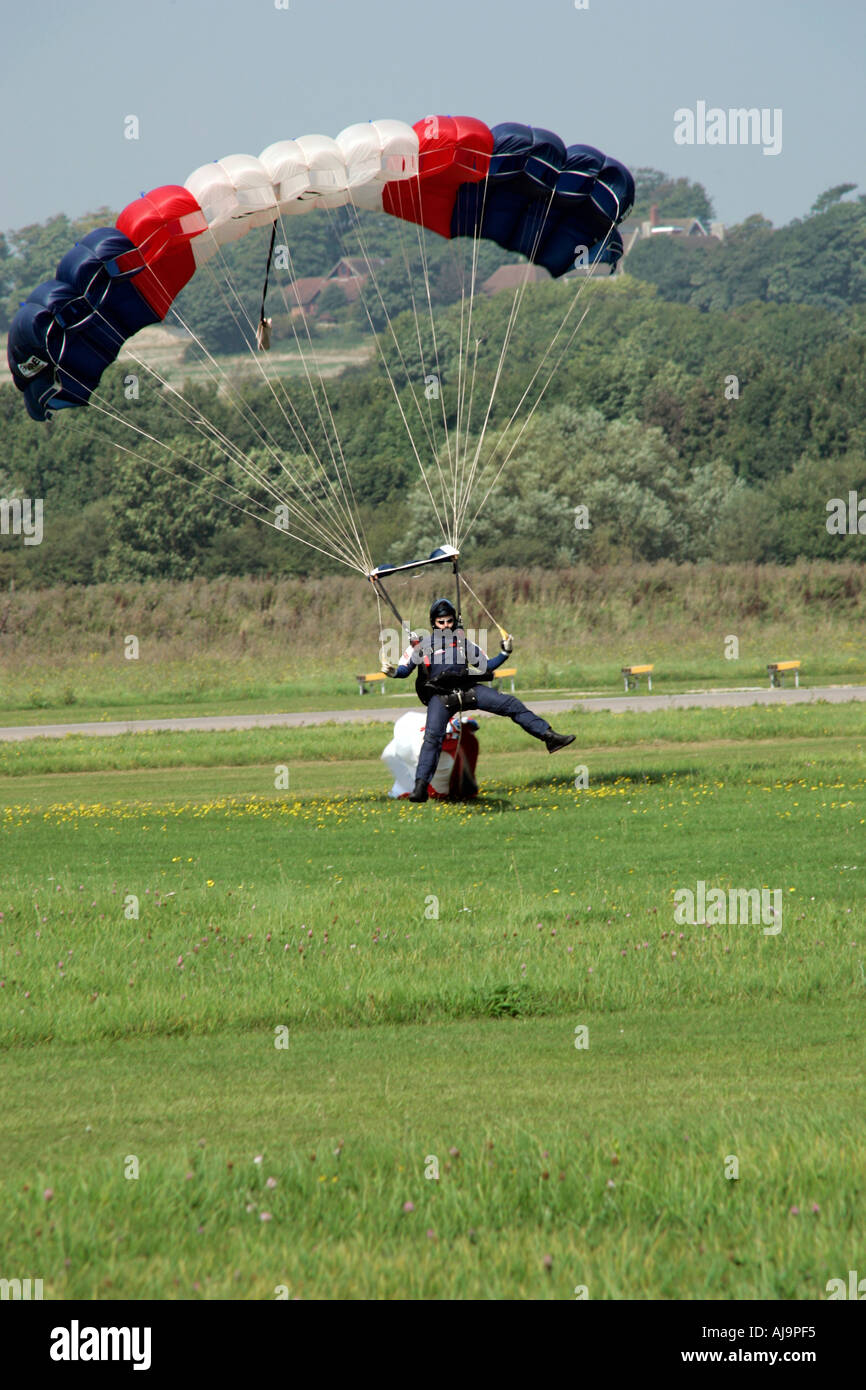 RAF Falcon Parachute Visualizzare i membri del team in atterraggio a Shoreham Airport, Royal Air Forces Association Airshow di carità Foto Stock