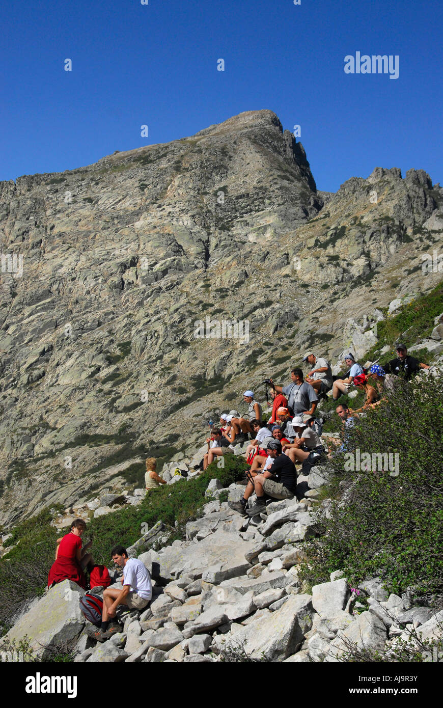 Il trekking reposing prima dell'attacco finale sul Monte d'Oro, Corsica Foto Stock