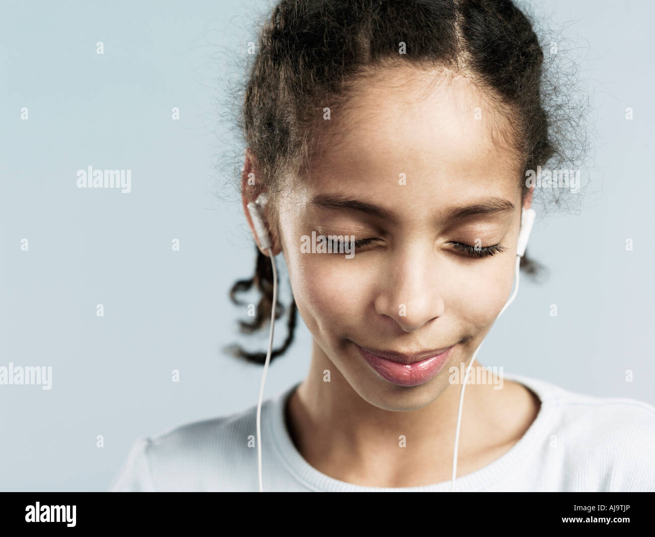 Ritratto di giovane ragazza che indossa le cuffie Foto Stock