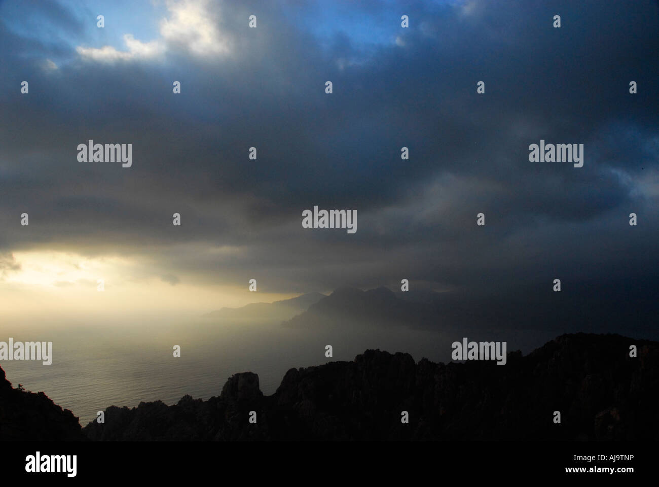 Tramonto e formazioni rocciose attorno a Les Calanches, Corsica, Francia Foto Stock