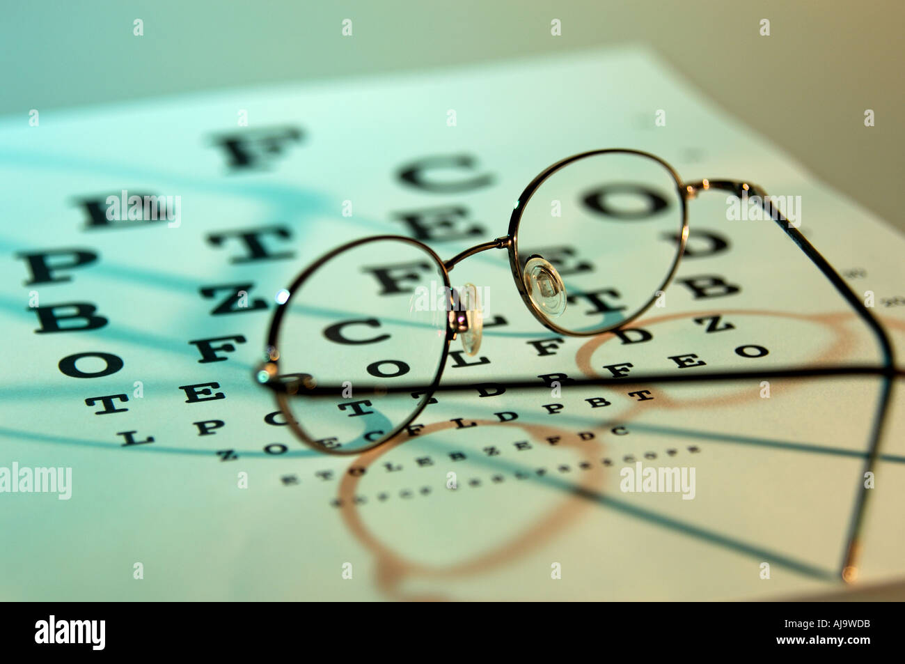 Occhio Snellen tabella di dati di prova con occhiali Foto Stock