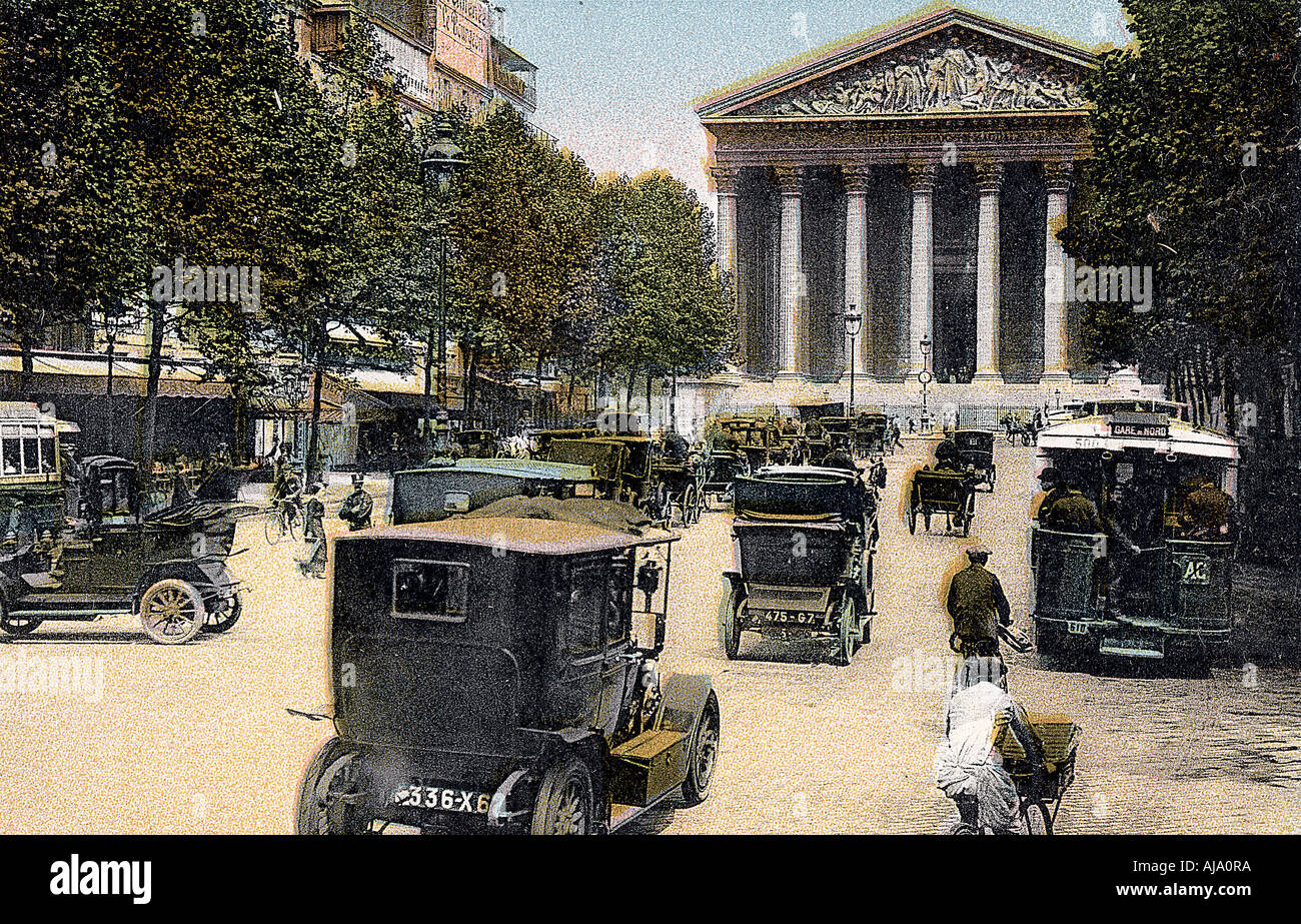 Rue Royale e la Madeleine, Parigi, con vetture e un motorbus sulla strada, c1900. Artista: sconosciuto Foto Stock