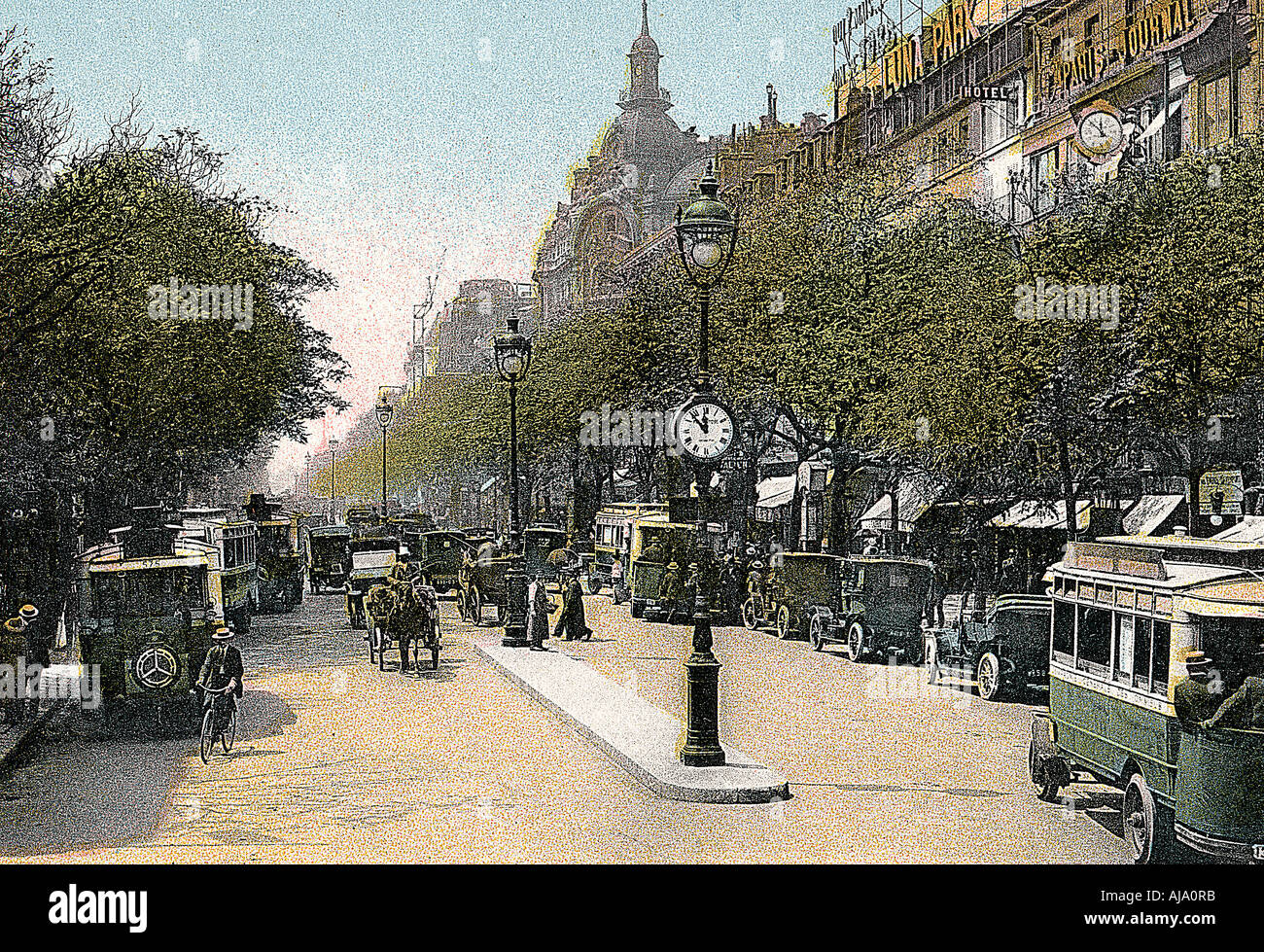 Boulevard des Italiens, Paris, con vetture e autobus a motore sulla strada, c1900. Artista: sconosciuto Foto Stock
