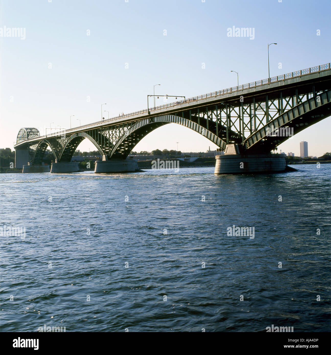 Una vista del Ponte di Pace dal fiume Niagara da Fort Erie Ontario Canada a Buffalo NY New York American confine canadese KATHY DEWITT Foto Stock