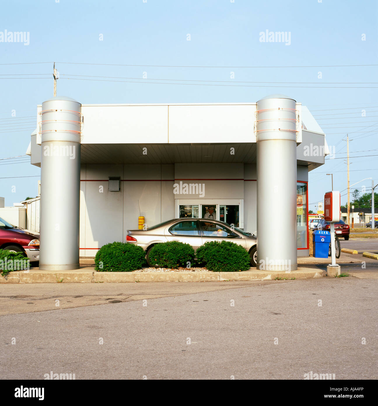 Un cliente in un auto viene servita presso la finestra ordine di Tim Horton's drive thru un ristorante fast food in Fort Erie, Ontario Canada KATHY DEWITT Foto Stock
