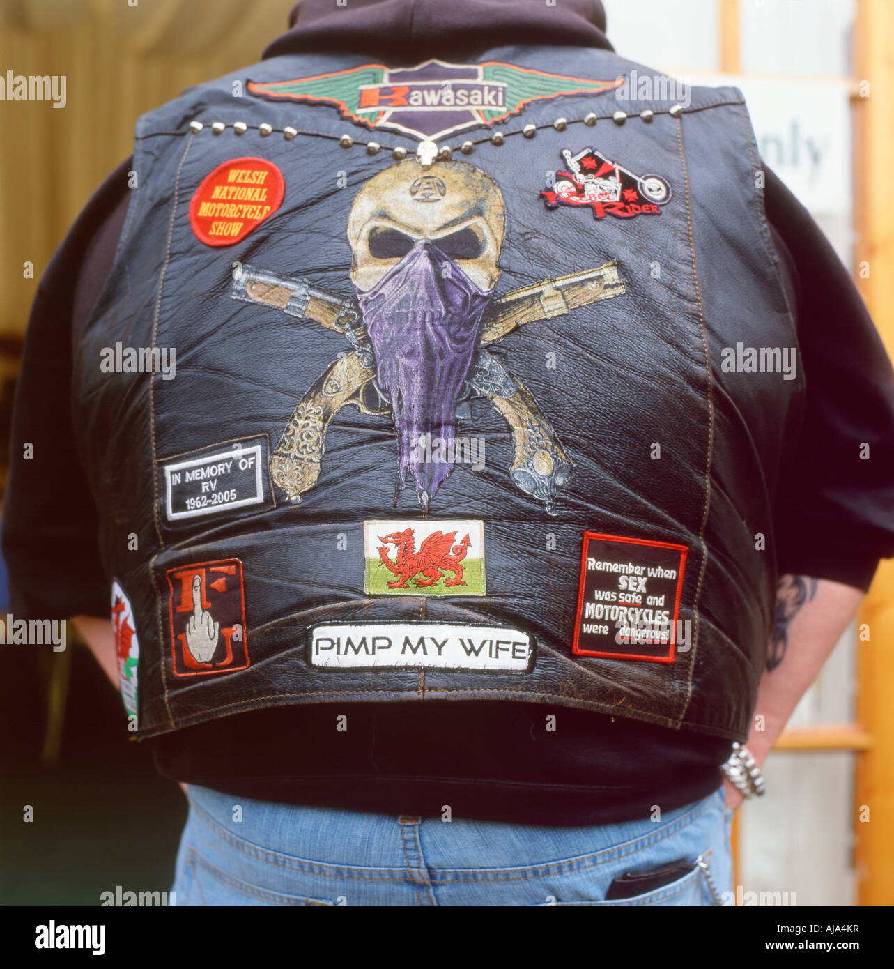 Motocicletta giacca con immagini, patch, loghi, segni, simboli Wales UK KATHY DEWITT Foto Stock