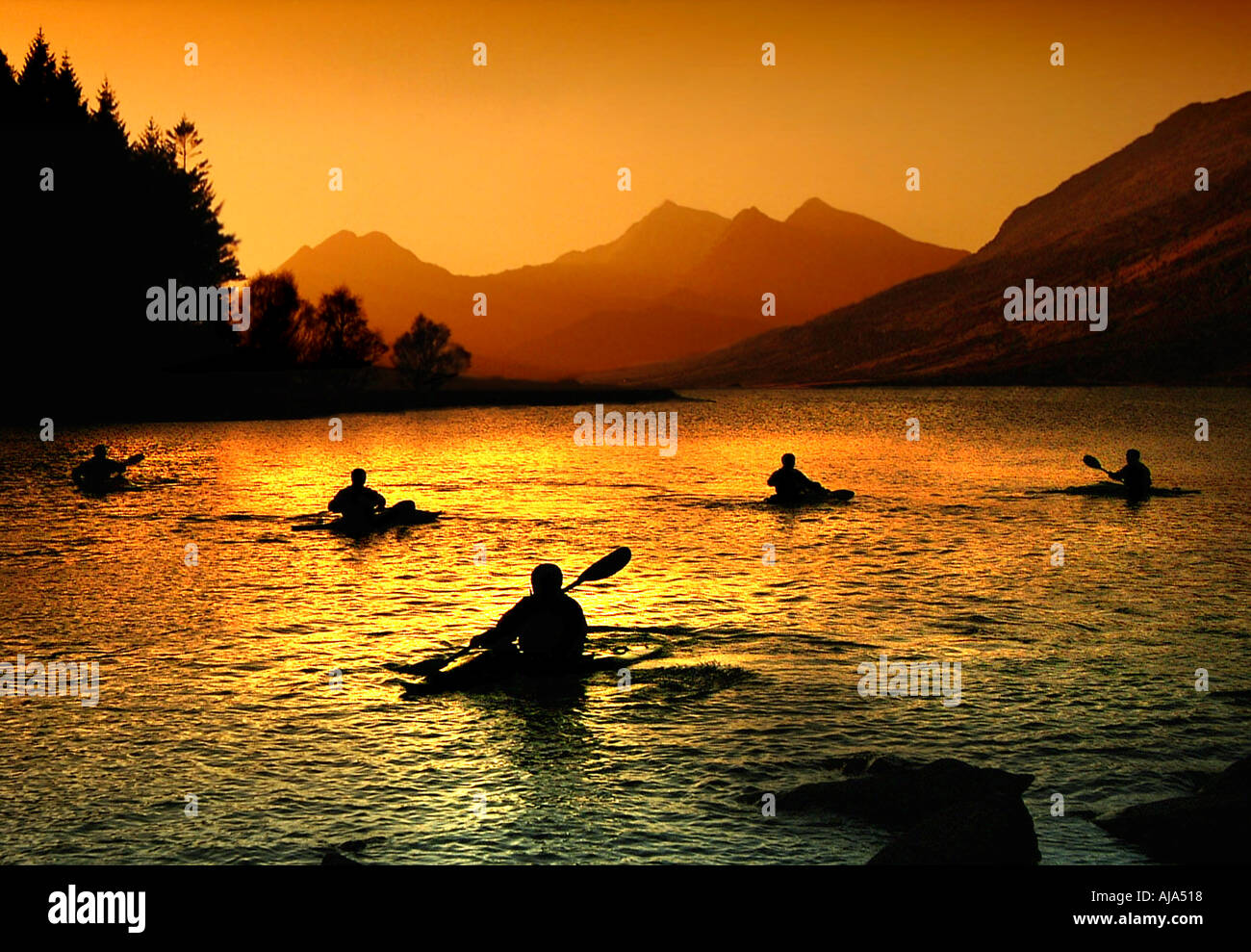 Regno Unito Galles canottaggio sul lago MYMBYR Vicino a Capel Curig CONTRO LO SFONDO DI SNOWDONIA SP Foto Stock
