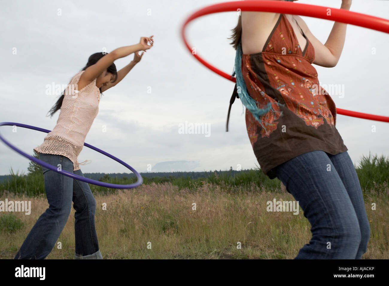 Amici a giocare con Hula-Hoops Foto Stock