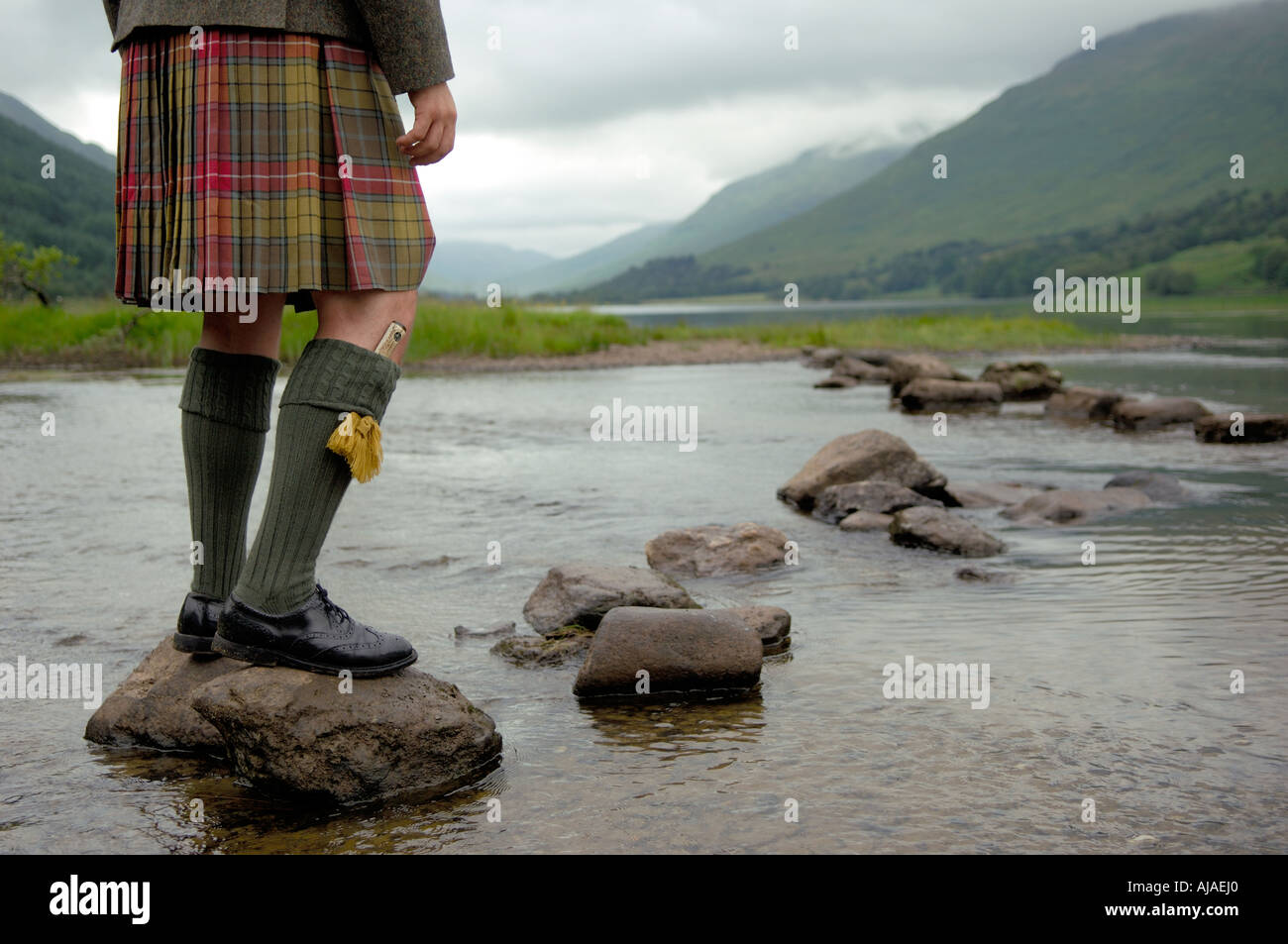 Uomo che indossa kilt da Loch Doine, West Highlands, Scotland, Regno Unito Foto Stock