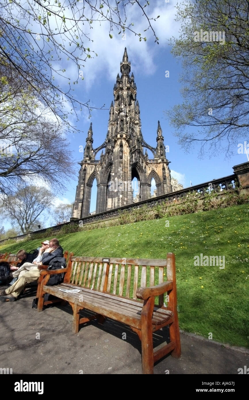 Princess street gardens con il Monumento a Walter Scott sullo sfondo Foto Stock