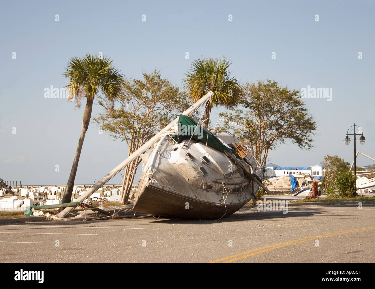 Barca a vela scagliati dal lago Pontchartrain durante l uragano Katrina a New Orleans Southern Yacht Club. Foto Stock