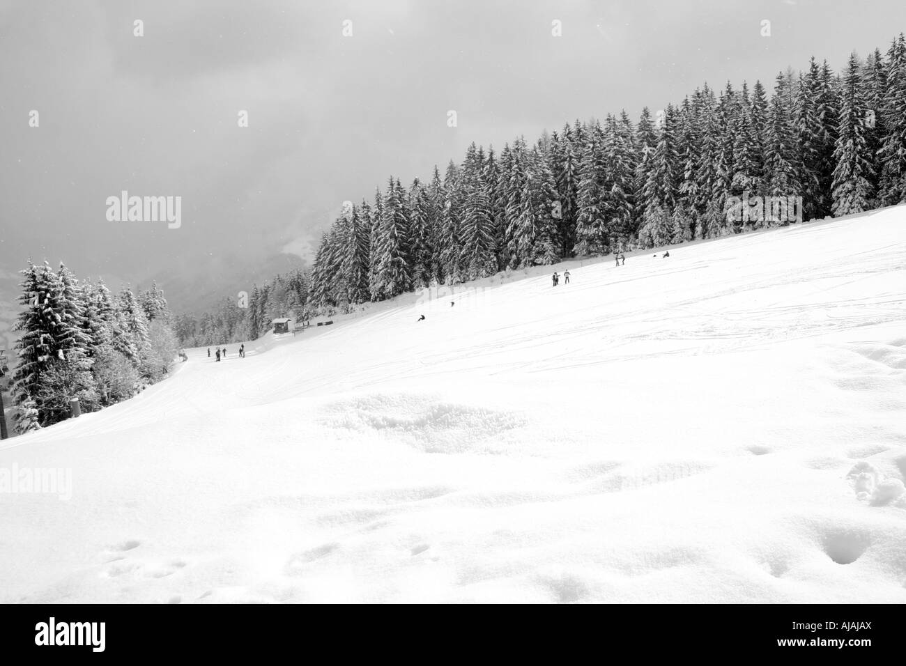 Vista panoramica della coperta di neve montagna in Zell am Zee ski resort, Austria. Foto Stock