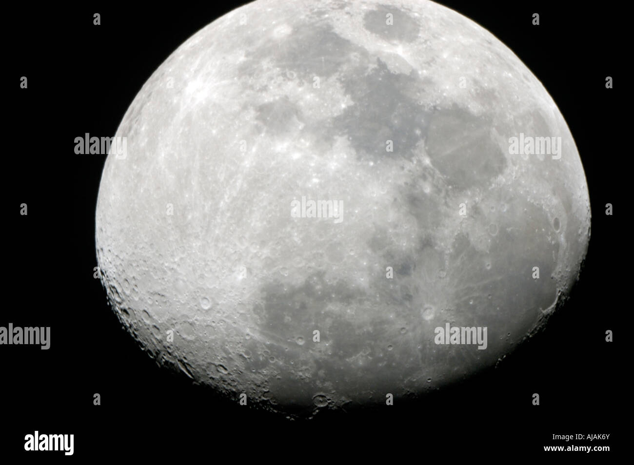 Luna osservata attraverso un telescopio dal deserto di Atacama nel Cile  Foto stock - Alamy