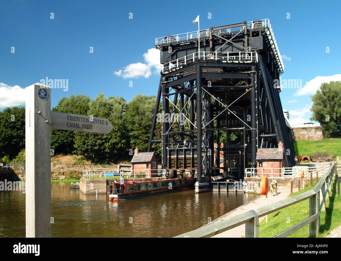 Canalboat che entra nell'Anderton Boat Lift, vicino a Northwich, Cheshire Inghilterra UK Foto Stock