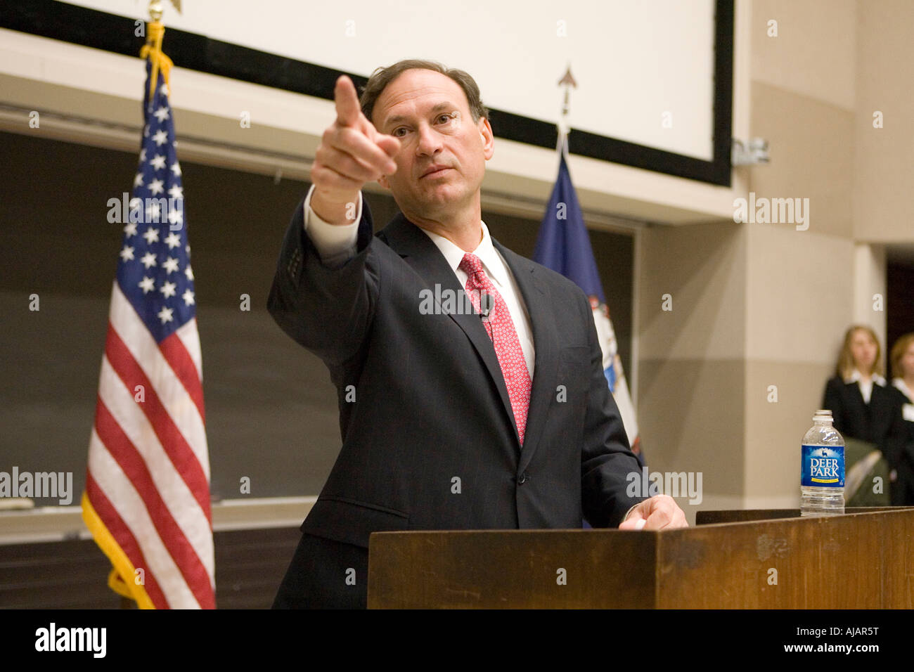 La Corte Suprema di Giustizia associare Samuel Anthony Alito Jr ha parlato al Professsor Larry Sabato corsi di laurea della classe politica. Foto Stock