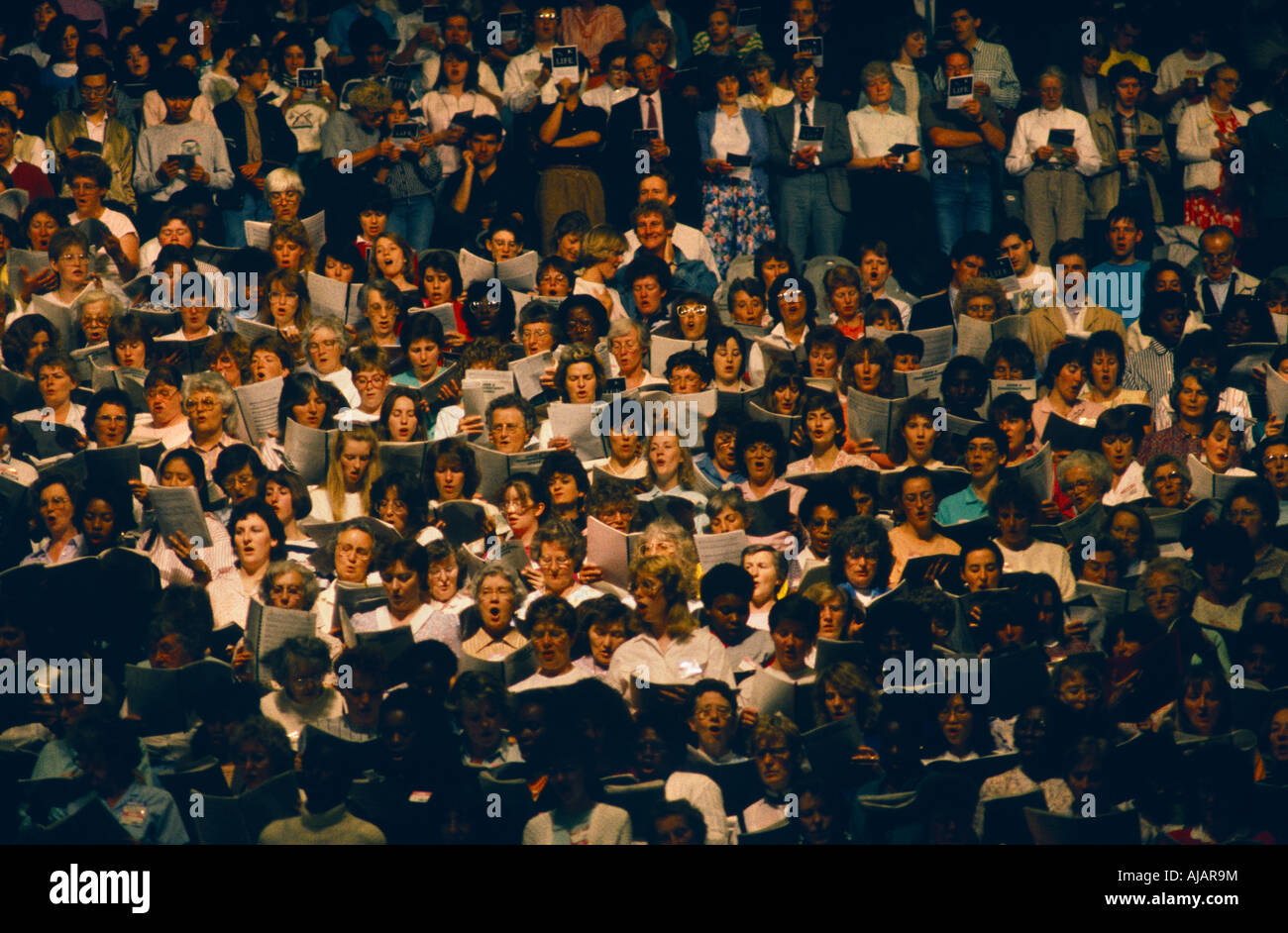 I cristiani evangelici cantare inni durante il Billy Graham della missione evangelica 89 Rally di Earls Court di Londra ovest Foto Stock