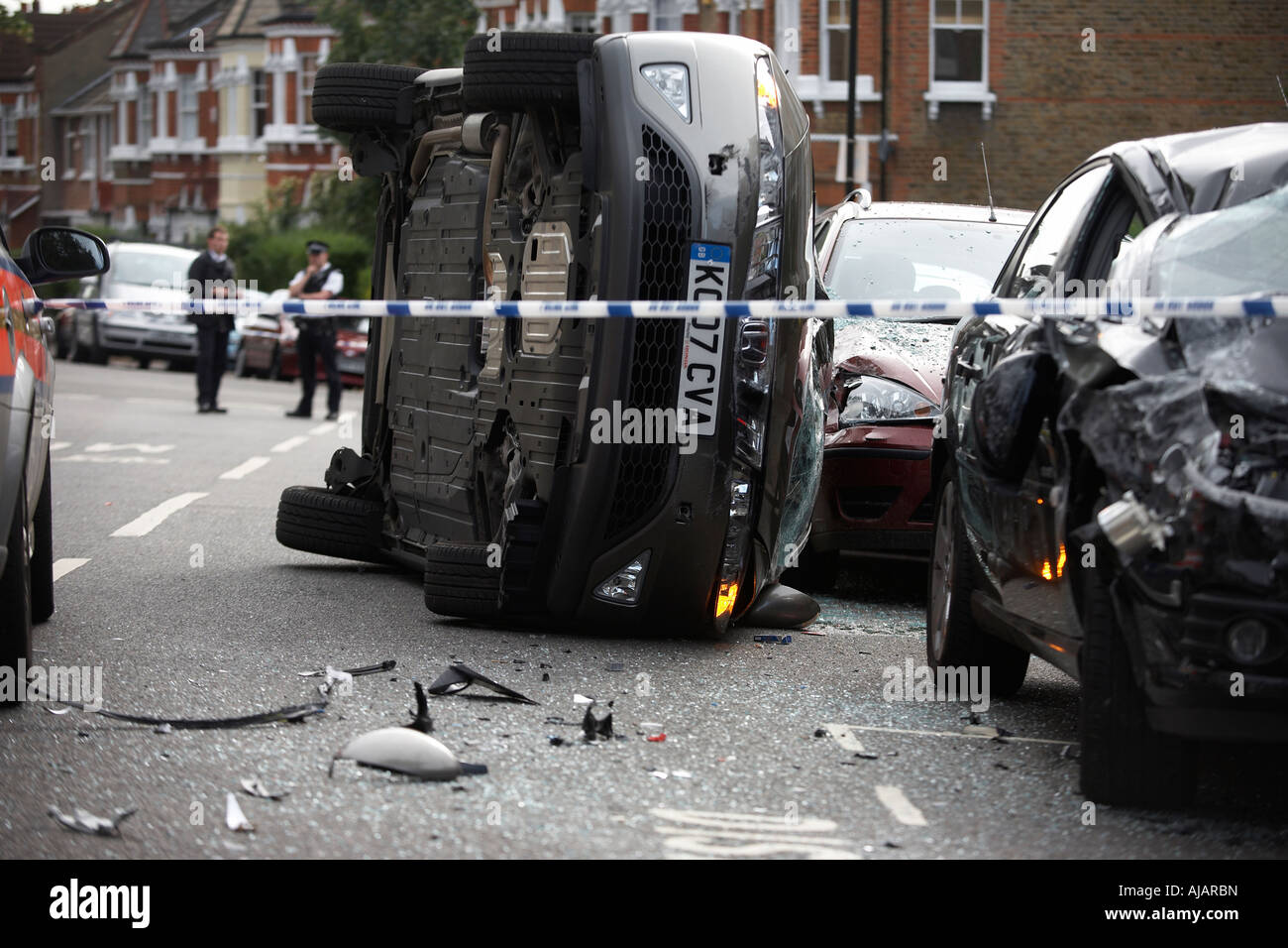 Una Honda Civic vettura coinvolta in una alta velocità Police pursuit si è schiantato in una strada residenziale nel sud di Londra Foto Stock