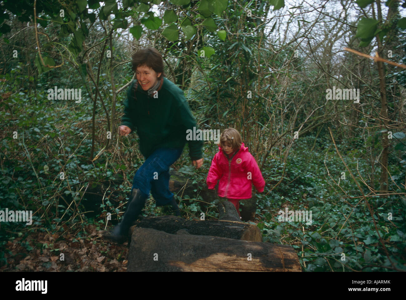 Una madre porta la sua figlia di 5 anni su un adventurously divertente escursione attraverso i boschi locali in Sydenham Londra sud Foto Stock