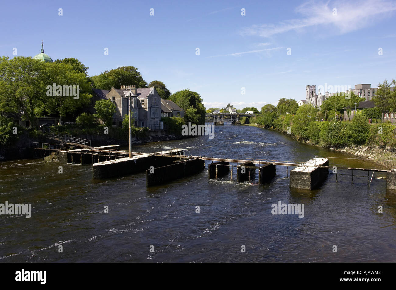 Weir sul fiume Corrib a Kings Gap Galway city County Galway Repubblica di Irlanda Foto Stock