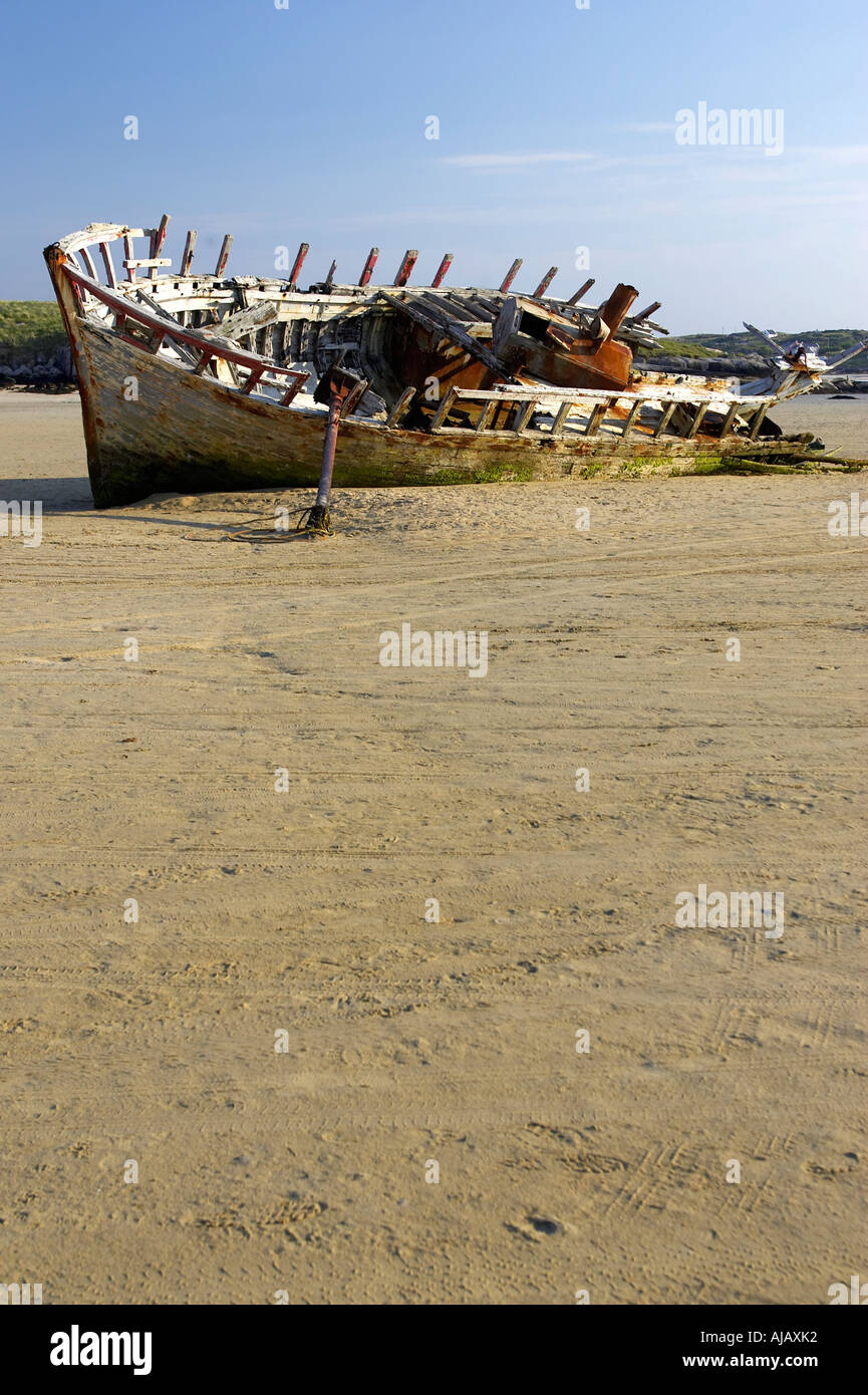 Bad eddie barca relitto sulla spiaggia di Magheraclogher bunbg in gweedore gaoth dobhair gaeltacht contea Donegal Repubblica d'Irlanda Foto Stock