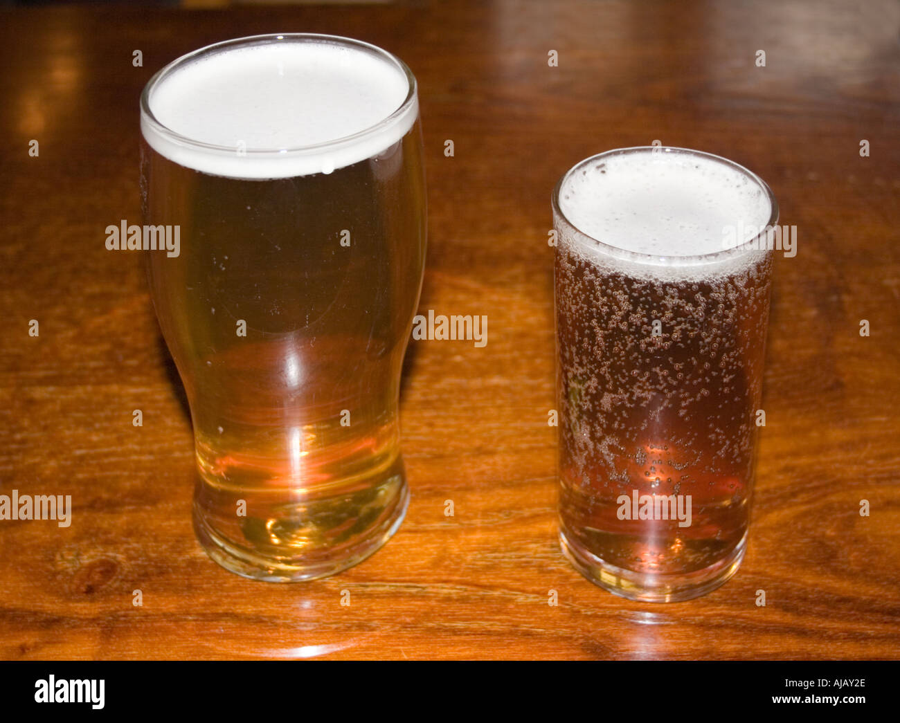 Una pinta di birra lager e una metà di amaro shandy servita in una casa  pubblica Foto stock - Alamy