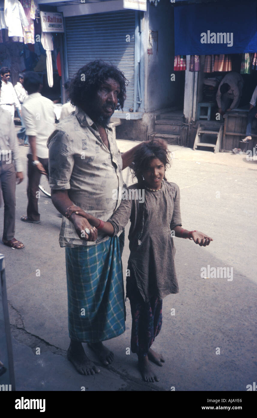 Mendicare ragazza cieca leader lebbroso di Bombay in India Foto Stock