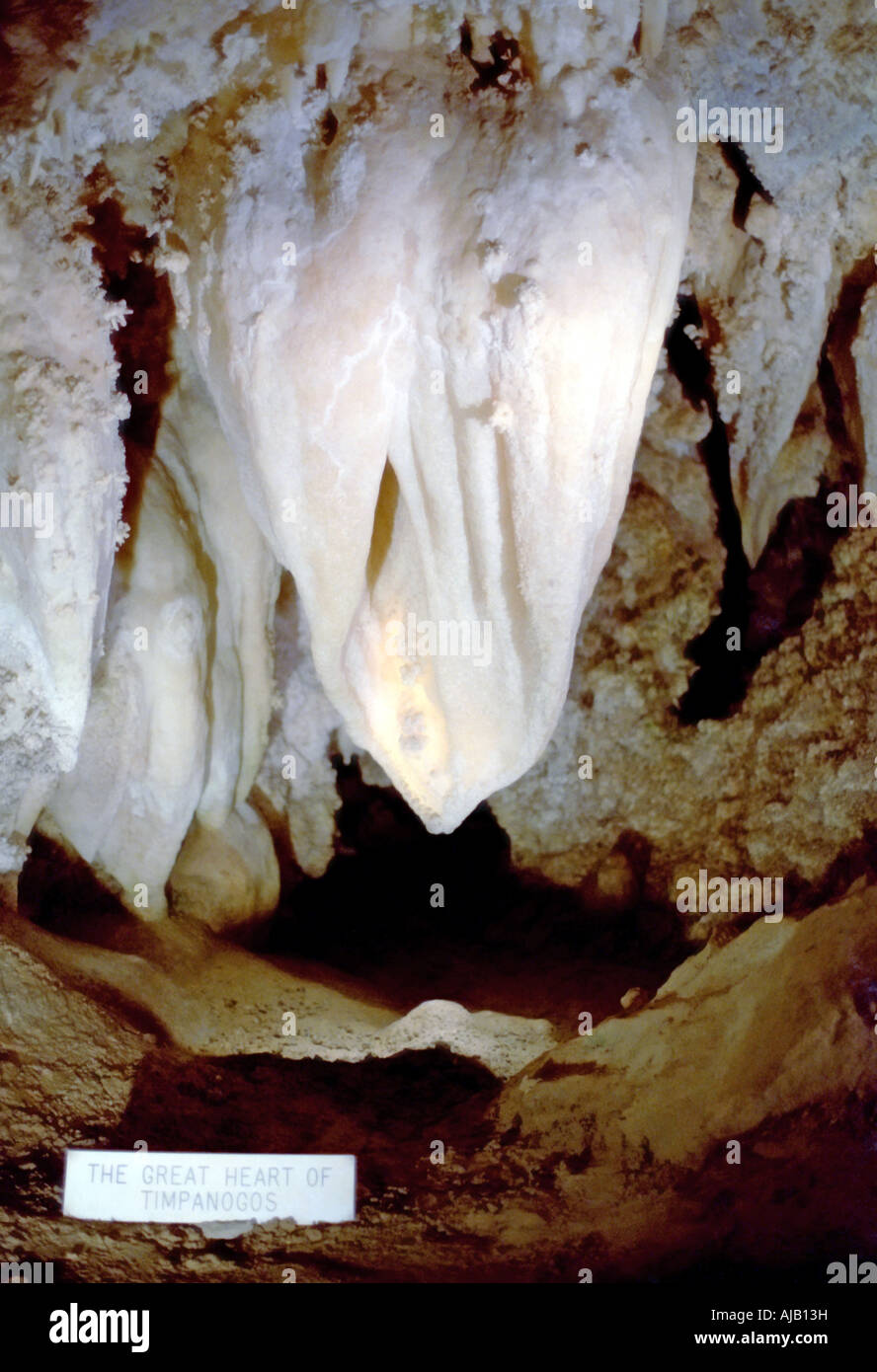 Stranamente illuminate della scena underground presi all'interno della caverna Timpanogos nello Utah, Stati Uniti d'America negli anni ottanta. Le grotte presentano una loro particolare bellezza. Foto Stock
