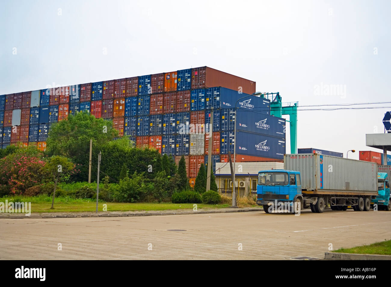 Container nel porto di Shanghai Foto Stock