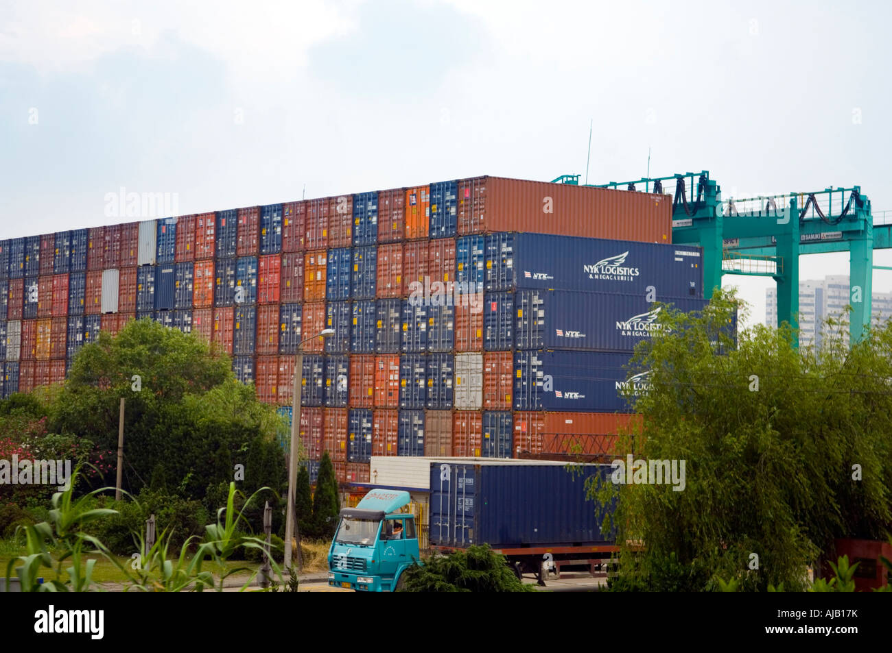 Container nel porto di Shanghai Foto Stock