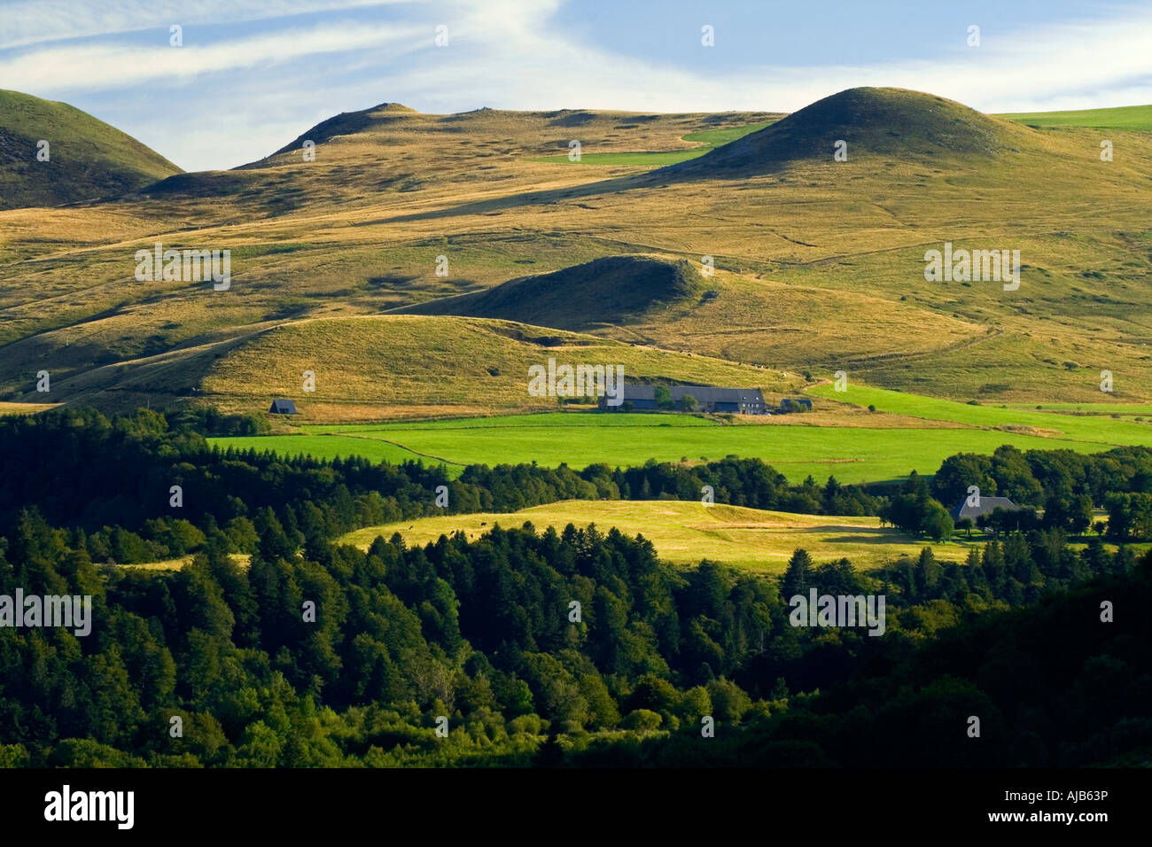 Montagne sul Massiccio de Sancy vicino Le Mont Dore nel Parc Naturel regioni des Volcans d'Auvergne Francia centrale Foto Stock