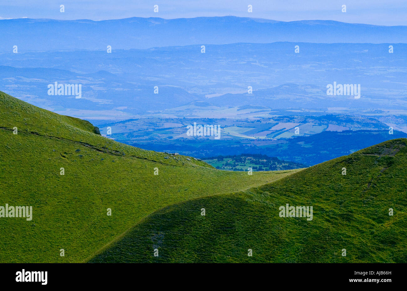 Montagne sul Massiccio de Sancy vicino Le Mont Dore nel Parc Naturel regioni des Volcans d'Auvergne Francia centrale Foto Stock