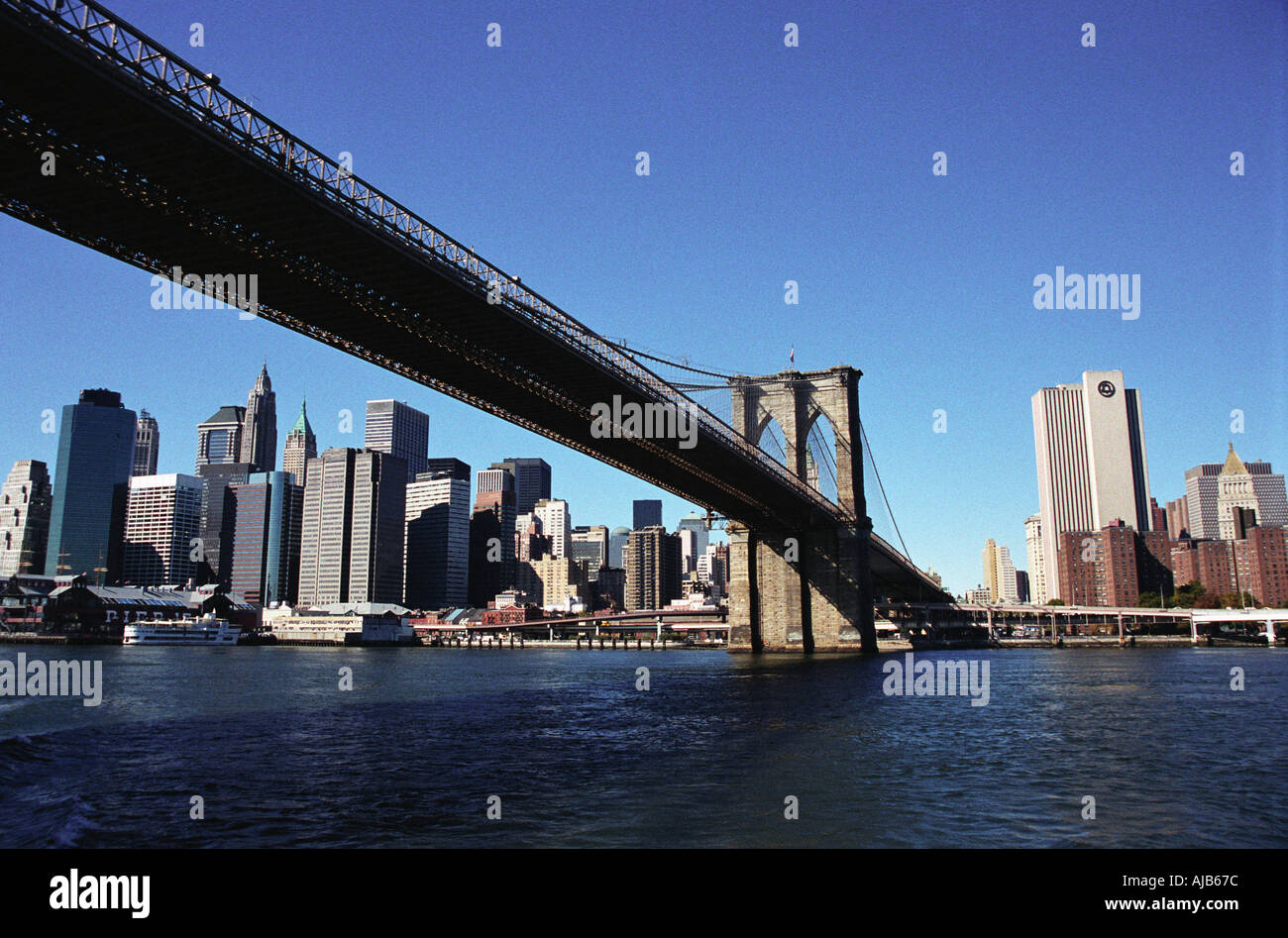 Il Ponte di Brooklyn e la skyline di Manhattan a New York senza le torri gemelle del World Trade Center Foto Stock