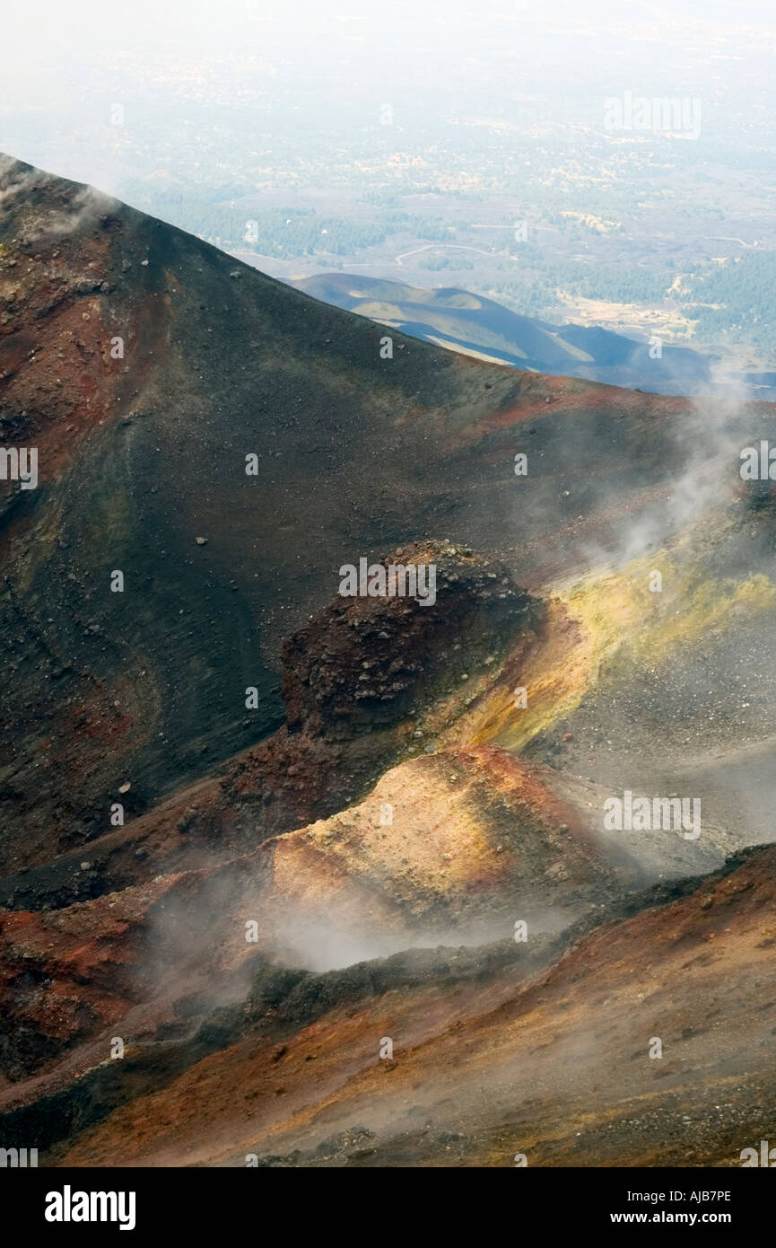 Il fumo e il vapore emesso dalla torre di Filosofo a 2920 metri eruttate 2003 sulle pendici meridionali del Monte Etna Foto Stock