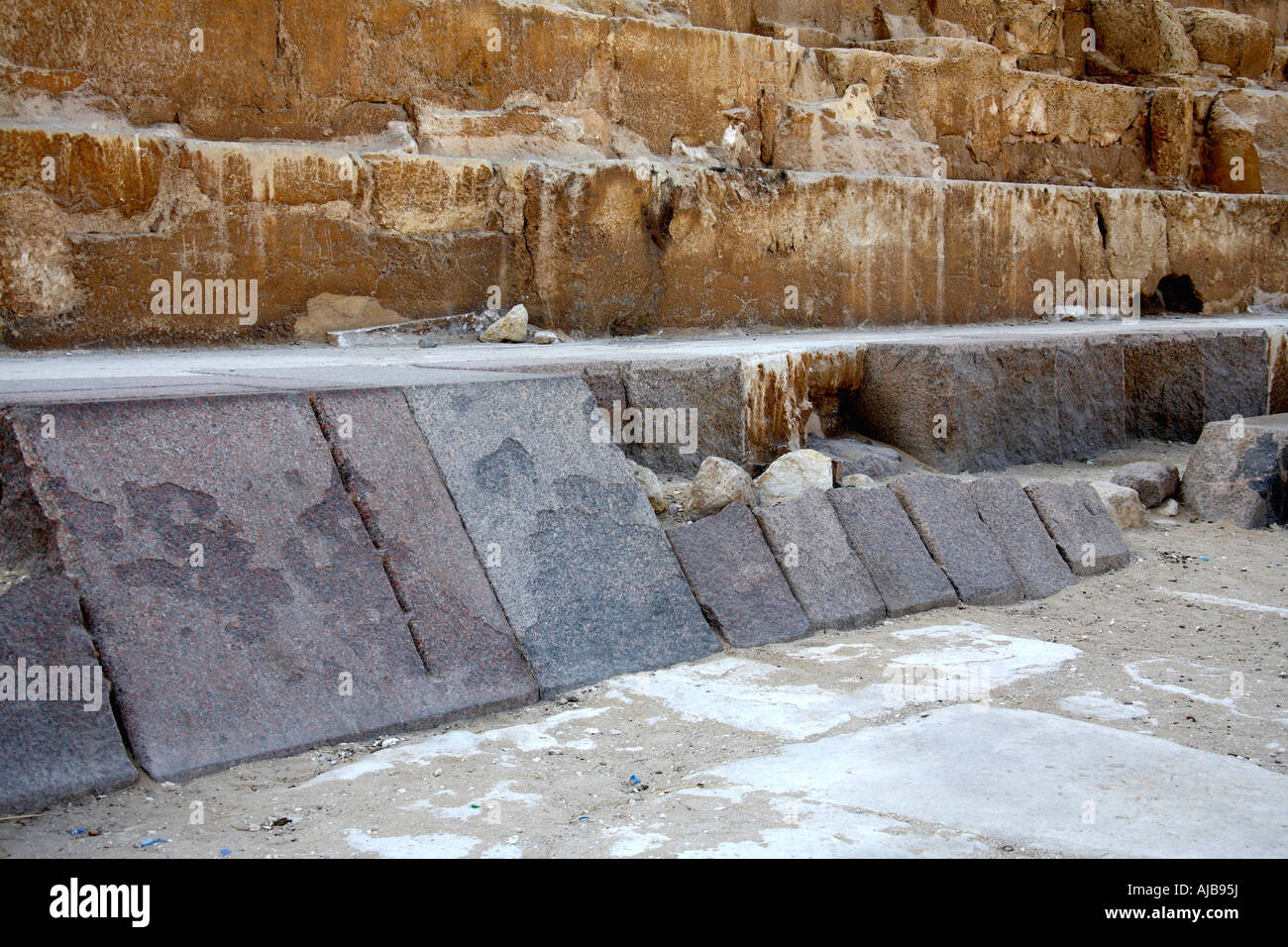 Scampoli di finitura di blocchi di pietra alla base della piramide di Chefren Khafre Giza Cairo Egitto Africa Foto Stock